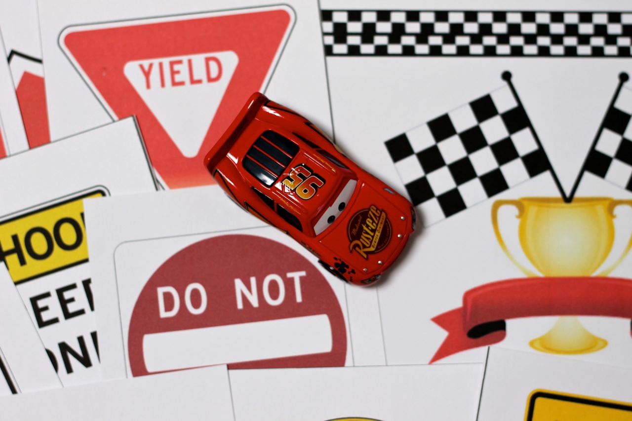 race-car-printables-with-diy-checkered-flag-and-race-track-play-mat