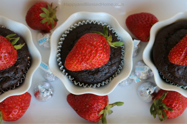 An easy recipe for chocolate cake cupcakes that are only 100 calories each