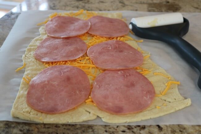 Easy Recipe for Ham and Cheese Roll Ups - perfect for a family picnic!