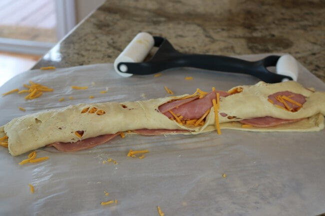 Easy Recipe for Ham and Cheese Roll Ups - perfect for a family picnic!