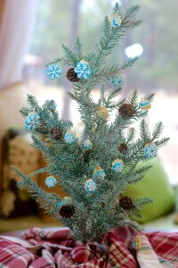 Easy DIY Edible Christmas Ornaments made with Honeycomb® cereal