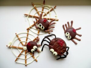 Spider Snacks made of Pretzels and Cupcakes
